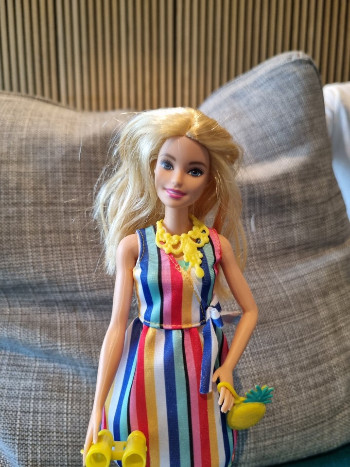 Barbie, dukke med både kikkert og kamera