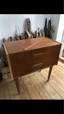 Skøn teak kommode på ben med 2 skuffer, Teaktræ 1950-60’erne, Fed lille vintage kommode i teaktræ me