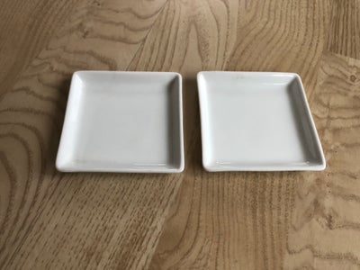 Bordskåner til lys eller andet, Søde hvide porcelæn bordskånere. Har været brugt til salt og peberkv