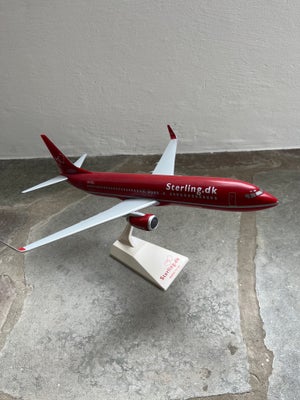 Modelfly, Lupa Aircraft Models Sterling Boeing 737-800, Sterlings røde Boeing 737-800, OY-SEJ.
Længd