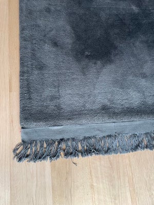 Løse tæpper, Uld, b: 140 l: 200, HAY gulvtæppe med frynser i gråt. 

Fire afmærkninger efter bordben