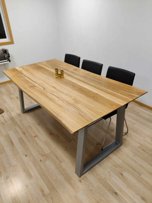 Spisebord, Plankebord i Bøgetræ.

Lækker massivt plankebord i bøgetræ med grå trapez metal bordben.
