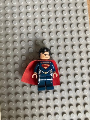 Lego Super heroes, Supermand minifigur. Noget solpåvirket, prisen er sat derefter. Kan afhentes i Va