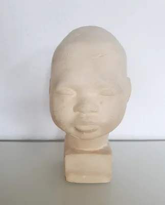 Vintage buste, Smuk retro buste af et afrikansk barn
Den er charmerende patineret og de små nag og m