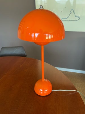 Lampe, Verner Panton, Flowerpot, VP3, Verner Panton Flowerpot bordlampe i orange. 

Model: VP3, højd
