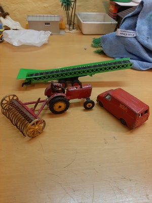 Biler, Dinky Toys og Siku, Massey Harris traktor med rive og Bedford van fra Dinky, traktoren mangle