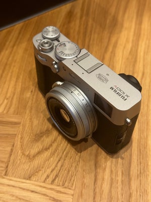 Fujifilm, X100V, APS-C (23.5 x 15.6 mm), 26 megapixels, Perfekt, Sælger mit Fujifilm X100V kamera. B