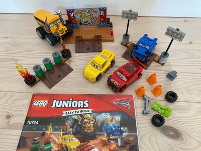 Lego Cars, 10744, Disney Pixar Biler. Lynet McQueen og Cruz Ramirez med mudderstænket udseende, Broa