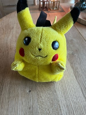 Andre samleobjekter, Pokemon, 

Pokemon Pikachu taske med snor til at bære. Når den åbnes er der pla