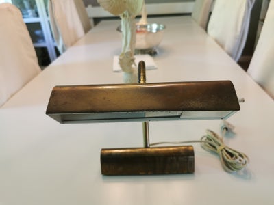 Anden bordlampe, Klaverlampe i ukendt metal, 
med fleksibel arm.
Arm trænger til at blive efterspænd