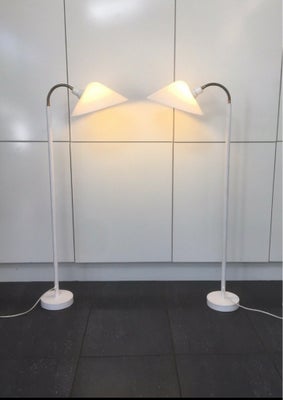 Anden arkitekt, gulvlampe, To super lækre arkitekttegnede vintage standerlamper, Fod af hvidlakeret 