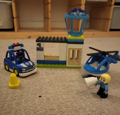 Lego Duplo, Politistation 10959, Politistation med bil og helikopter model 10959. Super fin stand. B
