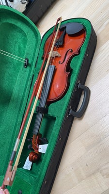 Violin, Unkown Unkown, Mega fin violin som ny, taske, pind og harpiks følger med

600 eller byd
