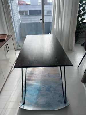Spisebord, Plankebord, b: 69 l: 129, Plankebord. Brugt med brugsspor, men i fin stand. 69 cm bredt, 