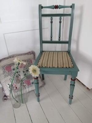 Vintage stol, Charmerende gammel stol i badehotelstil! 
Oser af hygge og sommerhusstemning. 
Passer 