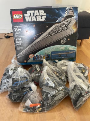 Lego Star Wars, 10221, Sælger mit LEGO 10221 sæt.
Har væres samlet af en voksen.
Div. kasser og manu