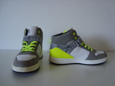 Sneakers, str. 37, Ukendt, unisex, Hvide, grå og neon gule sneakers til enten pige eller dreng.
Med 