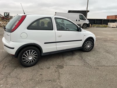 Opel Corsa, 1,2 16V Comfort, Benzin, 2005, km 227131, hvid, nysynet, ABS, airbag, alarm, 3-dørs, cen