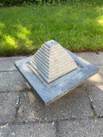 Vandskulptur, Stenhugger, motiv: Pyramide