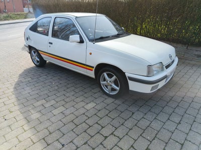 Opel Kadett, 1,3 S, Benzin, 1985, km 106000, hvid, nysynet, 3-dørs, centrallås, 15" alufælge, Prøver