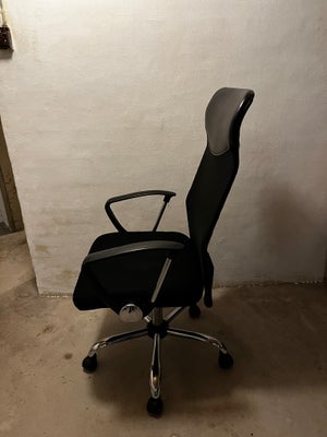 Kontorstol med åndbar ryg, Flot sort kontor stol med pndbar vævning ved ryggen 
Sædet er også i åndb