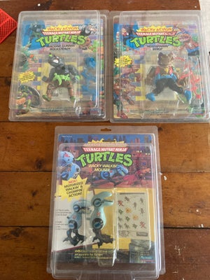 Actionfigur , Playmates, SOLGT

Her er 3 ninja Turtles figurer. Bebop og rocksteady er unpunched mou