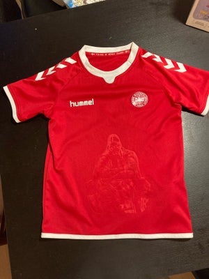 T-shirt, Landsholdstrøje, Hummel, str. 104, Rigtig fin landsholdsbluse fra Hummel. Kun brugt få gang