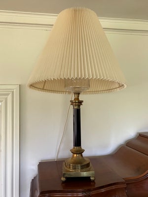 Lampe, Virkelig smuk bordlampe med messingsokkel og glasparti

Med lampeskærm: 92 cm høj
Uden lampes
