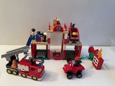 Lego Duplo, Brandstation: Chefen står med sin telefon. Han har lige fået et alarmopkald. En sygehjæl