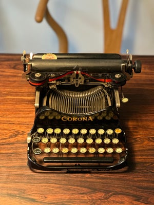 Skrivemaskine, Rejseskrivemaskine, Antik skrivemaskine fra 1921. Som man kan se på blixen.dk er denn