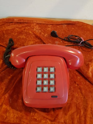 Telefon, Retro knaldrød telefon, Sjælden model trykknaptelefon fra ca 1980. Den er fremstillet af de