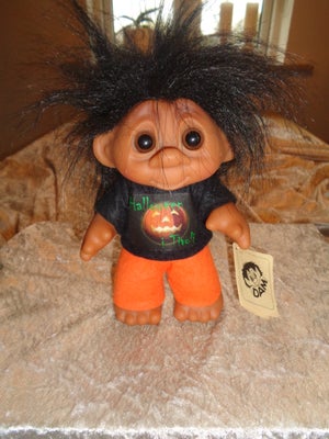 Dam trolde, Halloween i Tivoli, H. 18 cm, med mærkeseddel. Fra IKKE RYGER HJEM. Sælges for 99 kr. Se