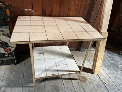 Gasbord, Gammelt gasbord i fin stand. Originale klinker. Nogle af dem i bunden er itu og to hjørner 
