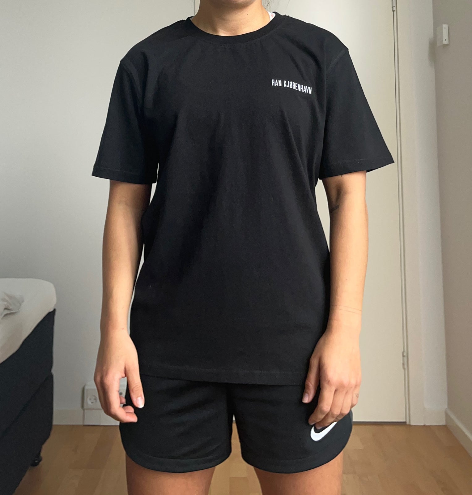 Held og lykke spontan analogi T-shirt, Han Kjøbenhavn, str. M – dba.dk – Køb og Salg af Nyt og Brugt