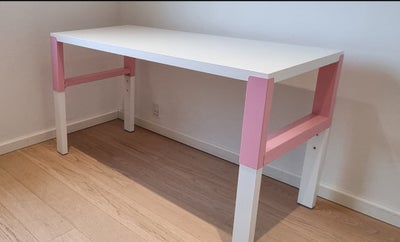Skrivebord, Ikea, Meget billig og velholdt skrivebord fra Ikea. 
Kan vokse med dit barn fra den tidl