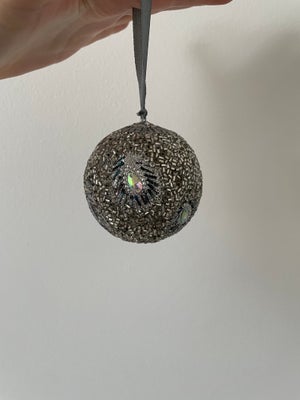 Julepynt, Julekugle købt hos Rambow

Belagt med perler.

Mål: Omkreds er 23,5 cm.

Nypris: Omkring 1