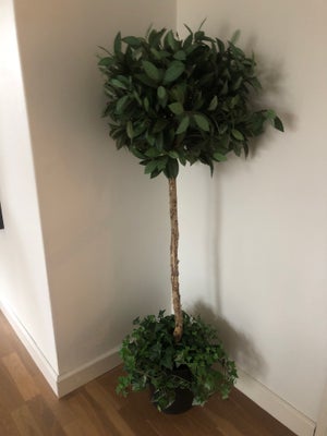 Kunstig plante, Højt opstammet træ af plastik. 120 cm højt. 