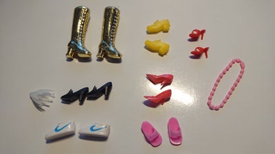 Barbie, Diverse, Diverse sko, støvler, halskæde, fjerbold.
Prisen er 5 kr. pr. del.