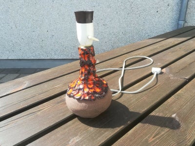 Lampe, GH, Flot RETRO keramik lampe med brun bund og orange lava top. Mærket GH 1982. Virker perfekt