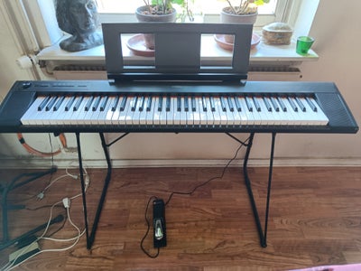 Keyboard, YAMAHA  Piaggero NP 32, Som nyt, med stativ og pedal.

Sendes ikke.