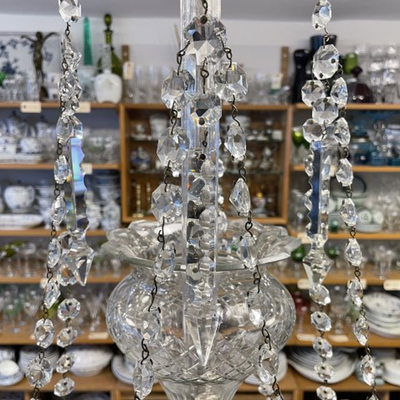 Lysekrone, Højde 105 cm.
Diameter 90 cm.

Flot lysekrone fra slutningen af 1800 tallet med fire glas