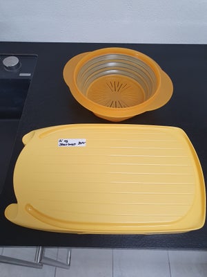 Skærebræt og si, Tupperware, NYT TUPPERWARE. 
Foldbar si og skærebræt.
Skærebræt 38 cm lang og 24 cm