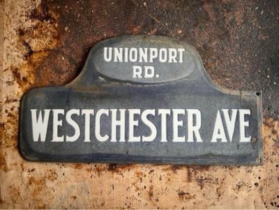 Skilte, Originalt vintage emaljeskilt
fra New York også kendt som “Humpback”-gadeskilt fra 1930’erne