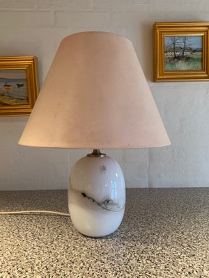 Lampe, Holmegaard, Smuk bordlampe med original skærm.
Pæn og velholdt. H: 50 cm
Sendes ikke!!Men kan