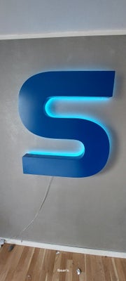 Facade bogstav med led lys, S, Stort S med Led lys som kan skifte farve, der er ophængsbolte med.

M
