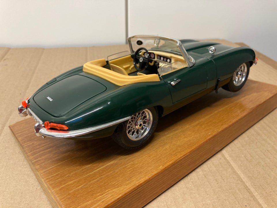 Modelbil, Jaguar E-type cabriolet 1961 1/18, skala 1:18