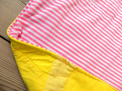 Andet tæppe, Patchwork, b: 115 l: 185, Sommerligt patchwork-tæppe med gul i variationer på den ene s