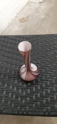 Glas, Vase, Sød lille vase kan på stående fod ikke huske navnet på den
Farven et lille og hvid
Vasen