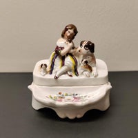 Skrivetøj med pige og hund, Porcelæn, 140 år gl.