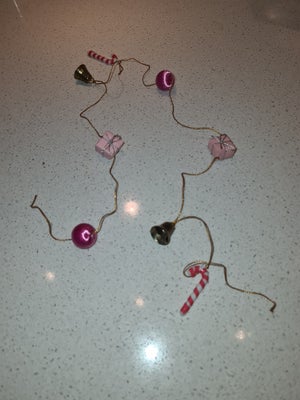 Julepynt - mini kæde med lyserødt pynt, Mini juletræskæde -

Mini kæde med lyserøde kugler og pakker